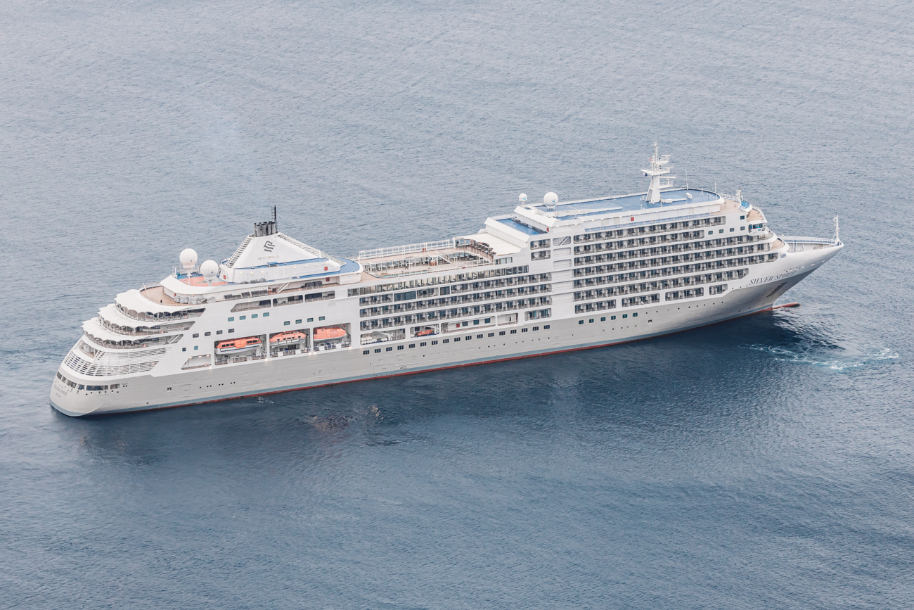 cruise ship santorini